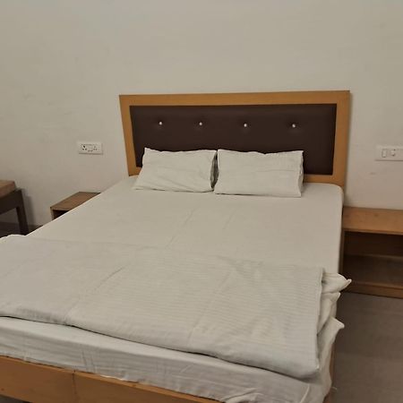 Rk Lawns Hotel Gonda Екстериор снимка