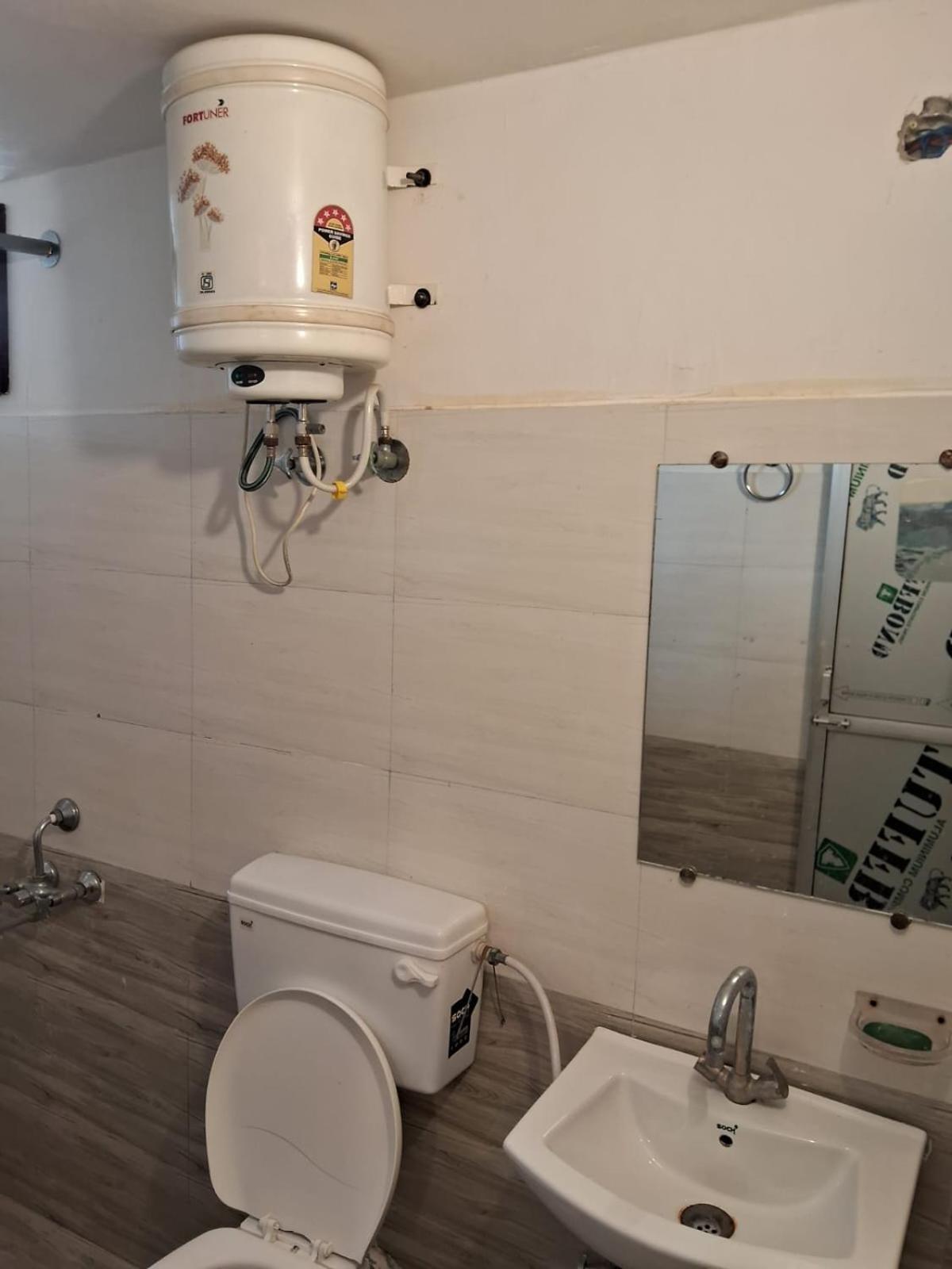 Rk Lawns Hotel Gonda Екстериор снимка