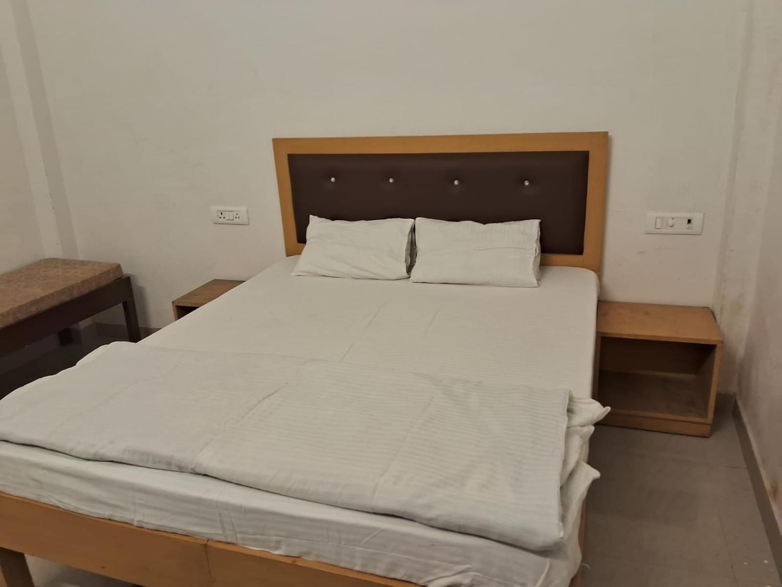Rk Lawns Hotel Gonda Екстериор снимка