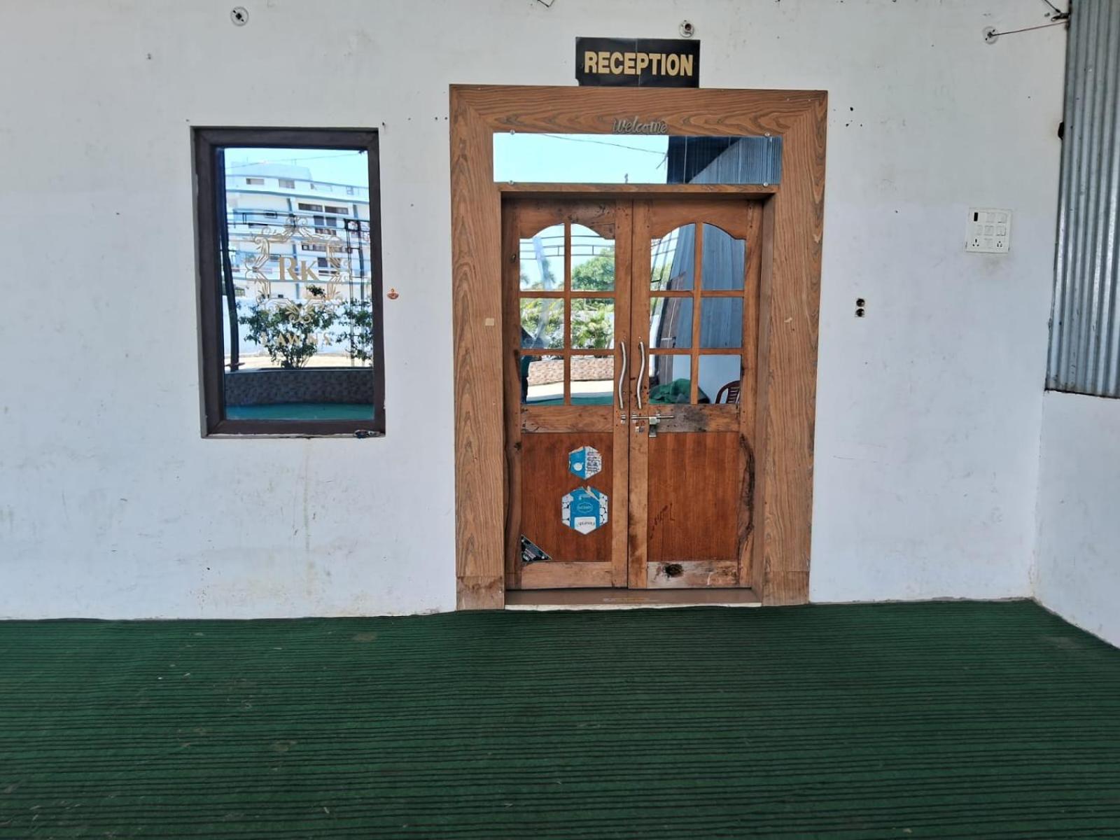 Rk Lawns Hotel Gonda Екстериор снимка